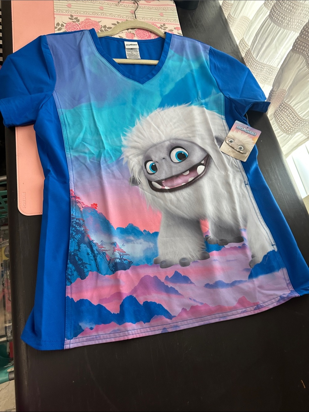 Ladies scrub top of Abominable character Sz S. NWT